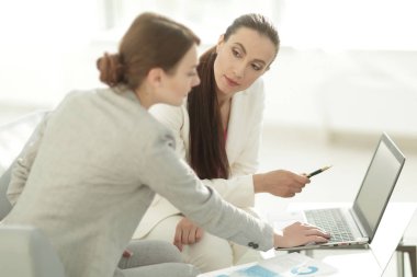 kadın tasarımcı ve istemci