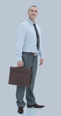 Takım ayakta gülümseyen mutlu olgun adam