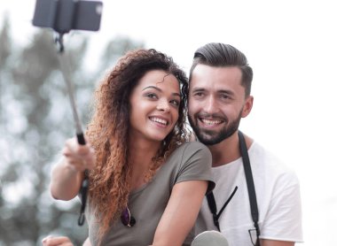 Erkek ve dişi bir kasabada motorlu scooter.