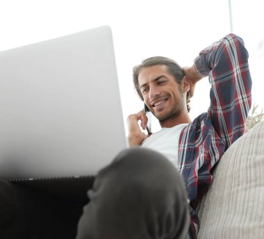 başarılı bir adam bir Smartphone-e doğru bahsediyoruz Close-Up