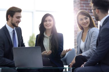 Atılgan'kadın lideri yeni şirket öz-confid başlamak yukarıya