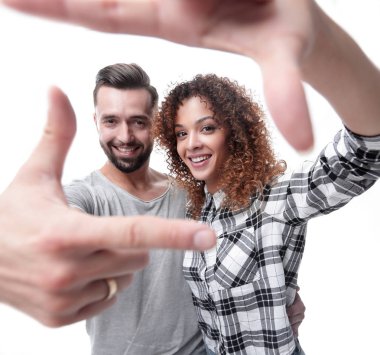 yeni evliler parmakları çerçevede bak.