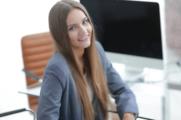 Funcionário do escritório feminino sentado em uma mesa — Fotografia de Stock