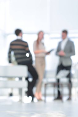 blurred.business takım ofiste görüntüdür