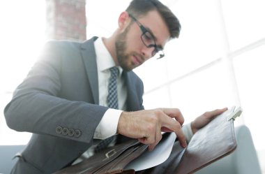 İşadamı zarif kahverengi deri Evrak Çantası'nı açma