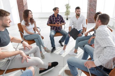 İş adamları müdürlerini alkışlıyor.