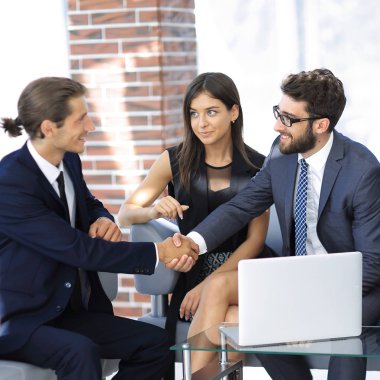 karşılıklı iş ortakları, kanepede oturan