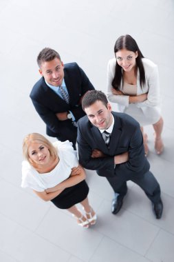 top.a grubundaki kameraya bakarak genç iş adamları göster.