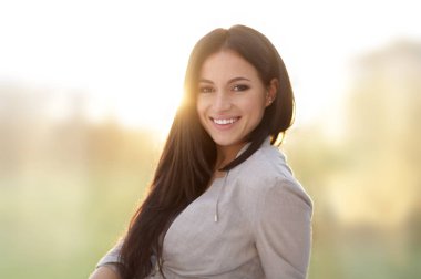 yakın çekim. katta oturan modern genç kadın.