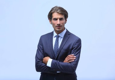 Kravatını düzelten düşünceli bir iş adamı..