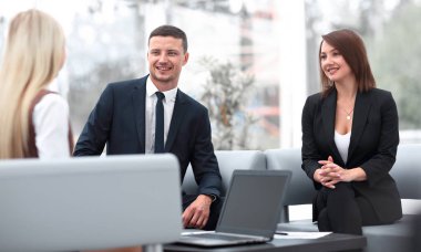 İş ekibi ofiste iş konularını tartışıyor