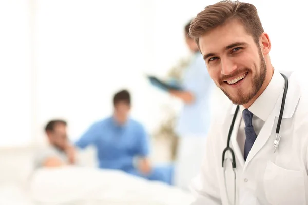 Primo piano.medico sorridente su sfondo sfocato . — Foto Stock