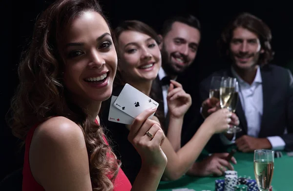 Gruppo adulto festeggiando amico vincente blackjack — Foto Stock