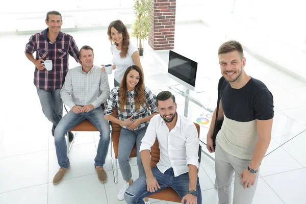 Blick von oben auf die Mitarbeiter der Designagentur — Stockfoto