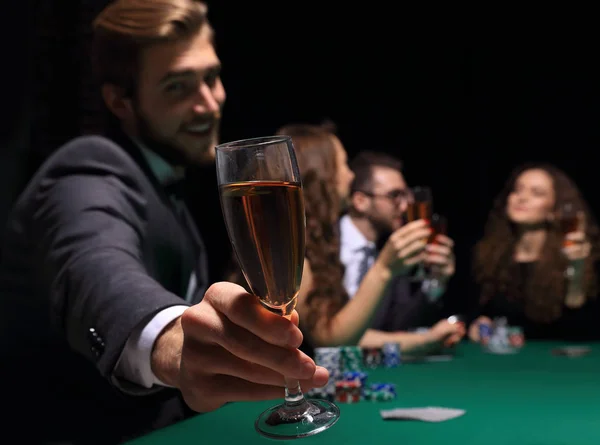 Jugador de póquer con una copa de vino — Foto de Stock