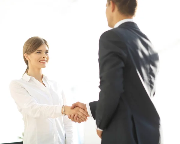 Handshake młoda kobieta z kolega — Zdjęcie stockowe