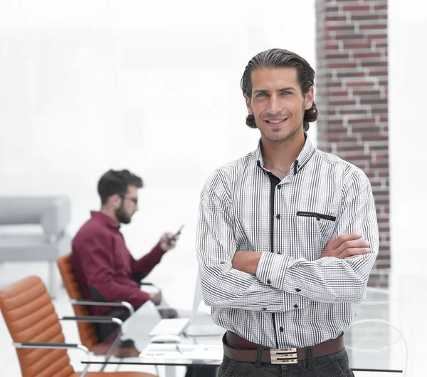 Homme d'affaires sur fond de bureau — Photo