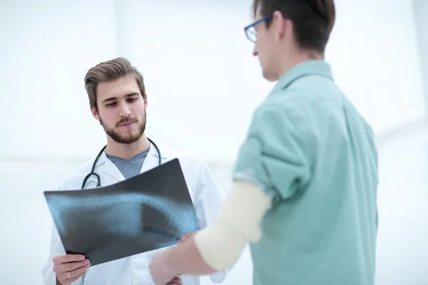 Cirujano ortopédico que examina una radiografía del paciente —  Fotos de Stock