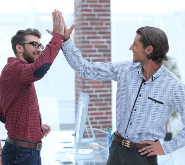 birbirlerine beşlik veren iki arkadaşları