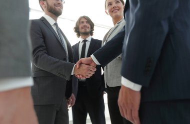 iyi bir anlaşma sonra iş insanlar el sıkışma.