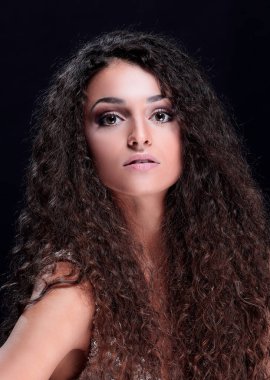 Çok uzun zaman parlak dalgalı kahverengi saçlı güzel kadın.