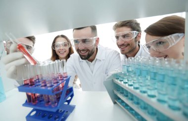 bilim adamları ve laboratuvarda çalışan Eczacılar grubu