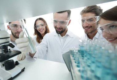 Laboratuvarda çalışan Eczacılar grubu.