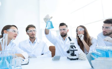 Birlikte laboratuarda çalışan bilim adamlarının ekip