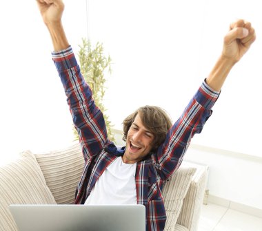 çok mutlu adam evde laptop ile çalışma.