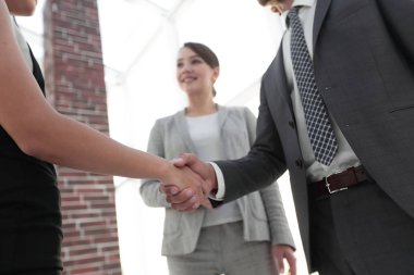 İş adamları geniş pencereli odaya karşı el sıkışıyor