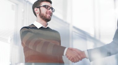 portre. şirket çalışanlarının el sıkışma