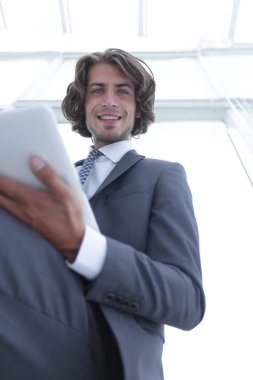 portre .businessman tablet üzerinde çalışan.