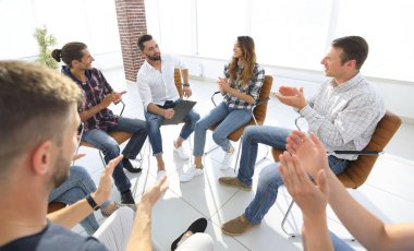 Yaratıcı takım koçu alkışlıyor.