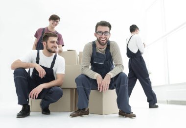 Yığılmış kutular üzerinde beyaz izole erkeklerle.