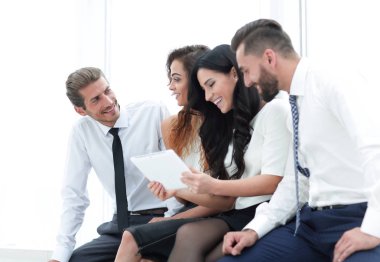 closeup.Smiling iş takım tablet bilgisayar ile