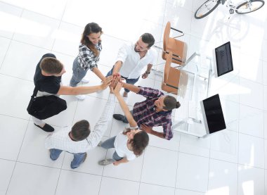 top.young tasarımcıları görünümünden onların başarısı gösteren