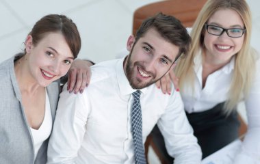 masada oturan ve kameraya bakarak başarılı iş takım.