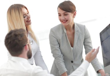 iş takım iş sorunları tartışıyor