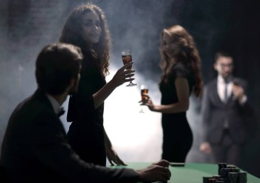 gençlerle bardak şarap bir casino