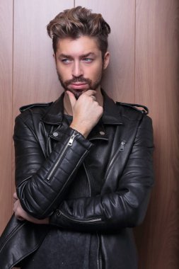 Deri ceketli adam modası, ahşap arka plan