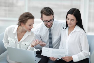 Ofiste finansal çizelgelerle çalışan bir iş adamı.