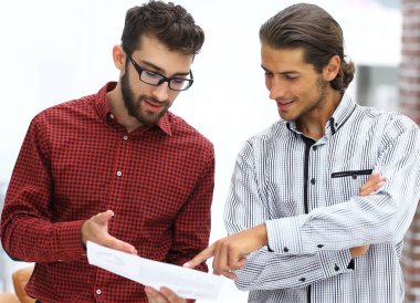 Ofiste konuşmak iki ofis çalışanı.
