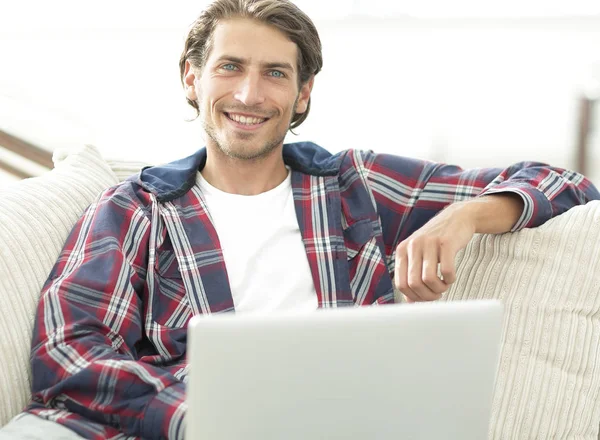 dizüstü bilgisayarda çalışan ve kameraya bakarak başarılı adam. Yukarıdan görüntülemek