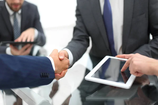 Männer beim Händeschütteln mit Lächeln im Büro mit ihren Kollegen. — Stockfoto