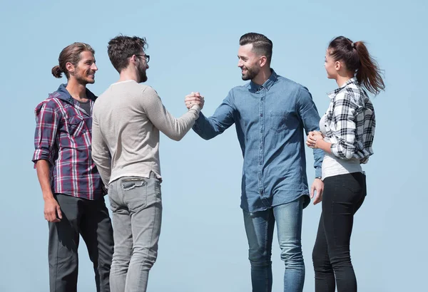 Amigos se saludan con un apretón de manos — Foto de Stock