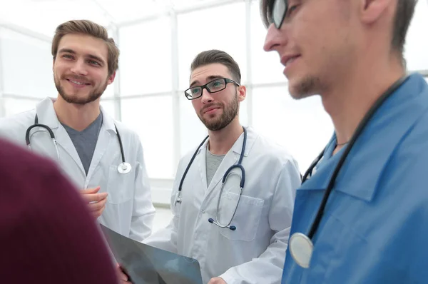 Grupp läkare rådgivning till patienten — Stockfoto