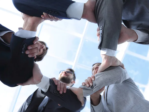Business team nemen elkaars handen — Stockfoto