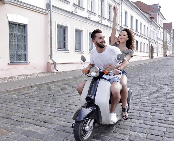 Seitenansicht eines glücklichen Paares auf einem Retro-Motorrad in voller Länge — Stockfoto