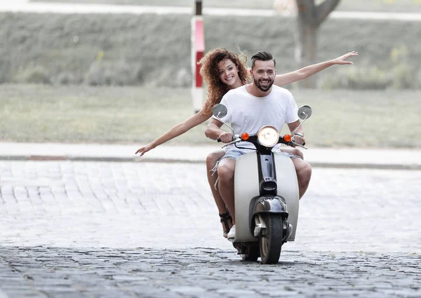 Pareja joven montando moto en la ciudad — Foto de Stock