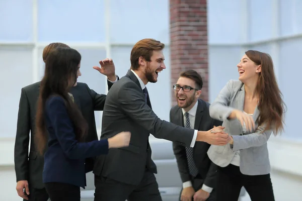 Retrato de uma equipe de negócios entusiasta parabenizando seu c — Fotografia de Stock